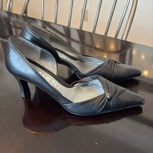 🛞 Indivi black leather d’orsay wrap toe pump